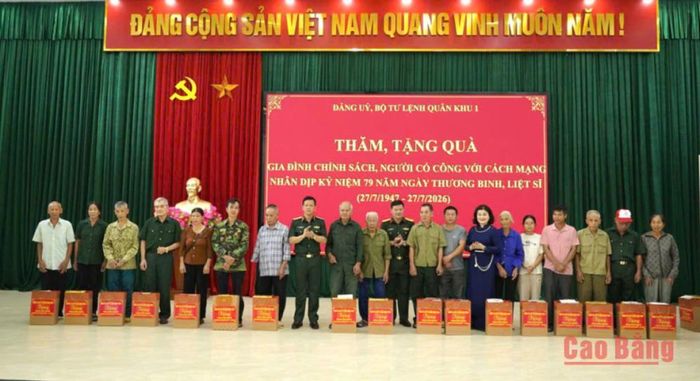 Thiếu tướng Đàm Minh Tuân, Phó Tư lệnh Quân khu 1 trao quà tặng các gia đình chính sách tại xã Trường Hà.