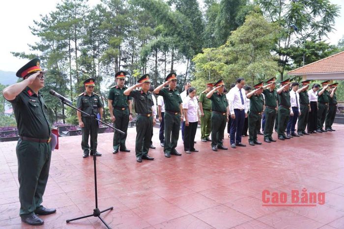 Đoàn công tác dâng hương, dâng hoa tưởng niệm các Anh hùng liệt sĩ tại Nghĩa trang liệt sĩ xã Trà Lĩnh.