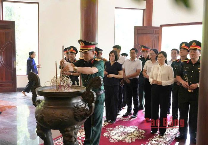 Đoàn công tác dâng hương, Đại tướng Võ Nguyên Giáp tại khu di tích Quốc gia đặc biệt rừng Trần Hưng Đạo.