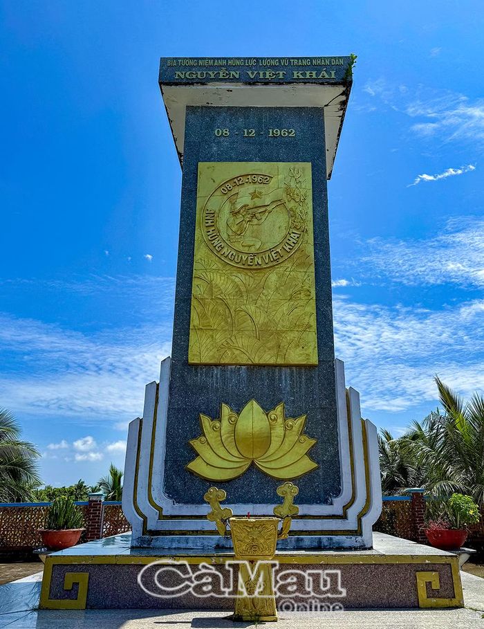 Bia tưởng niệm Anh hùng LLVTND Nguyễn Việt Khái tại ấp Cái Bát, Xã Nguyễn Việt Khái.