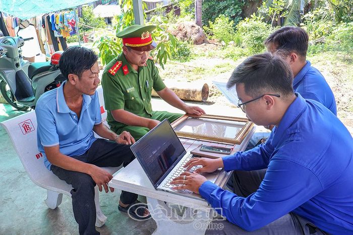 Chi đoàn Công an xã Trí Phải thu thập thông tin, hình ảnh, phục dựng di ảnh Anh hùng liệt sĩ, mẹ Việt Nam Anh hùng và người có công, đồng thời số hóa dữ liệu phục vụ xây dựng Đền Tưởng niệm Anh hùng liệt sĩ và người có công tỉnh Cà Mau.