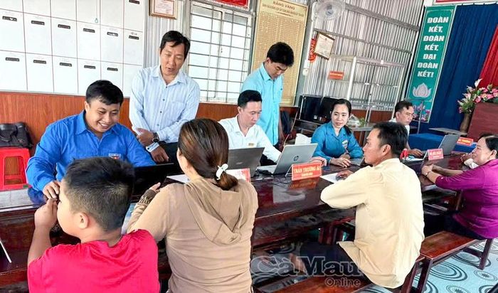 Xã đoàn Trần Phán phối hợp Trung tâm Phục vụ hành chính công xã hỗ trợ người dân thực hiện thủ tục hành chính và cài đặt các ứng dụng số, góp phần thúc đẩy chuyển đổi số ở cơ sở.