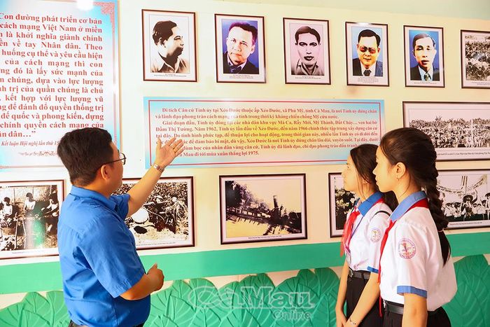 Anh Trần Quang Vủ, Phó Chủ tịch Hội đồng Đội xã Phú Mỹ, giới thiệu lịch sử Khu căn cứ Tỉnh ủy Xẻo Đước, giáo dục truyền thống yêu nước cho đoàn viên, đội viên.