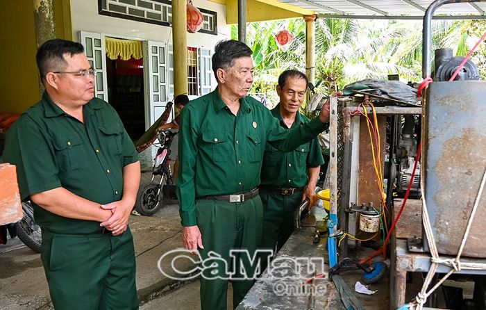 CCB Nguyễn Văn Thảo (giữa) giới thiệu chức năng của máy kéo lúa.