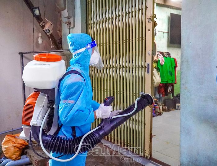 Nhân viên y tế phun hóa chất diệt muỗi để xử lý triệt để ổ dịch sốt xuất huyết.