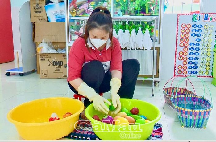 Giáo viên mầm non thường xuyên vệ sinh đồ chơi cho trẻ để chủ động phòng bệnh tay chân miệng.