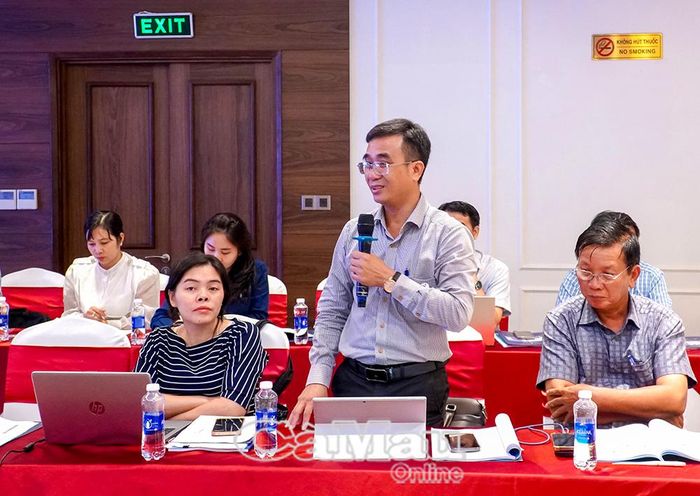 Phó Giám đốc sở Nông nghiệp và Môi trường Phạm Văn Mười phát biểu đóng góp ý kiến tại hội thảo.
