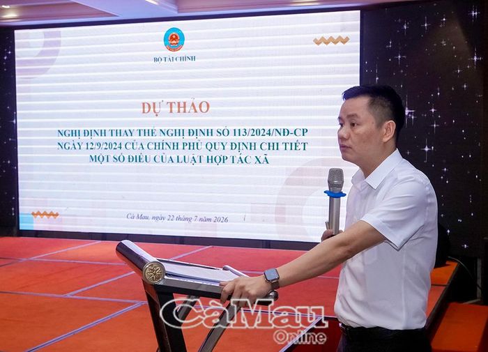 Đại diện Ban tổ chức triển khai một số dự thảo văn bản về phát triển kinh tế tập thể.