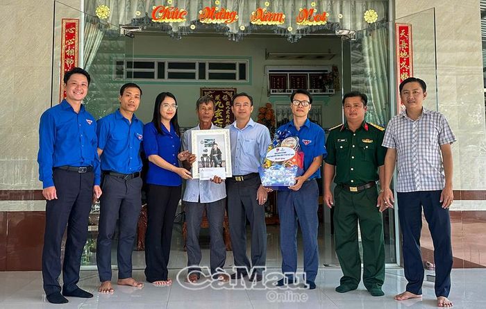 Đại diện các đơn vị và lãnh đạo xã Vĩnh Lợi trao quà, tặng di ảnh phục dựng đến gia đình liệt sĩ Trà Văn Nóc, ấp Trà Ban 1, xã Vĩnh Lợi.