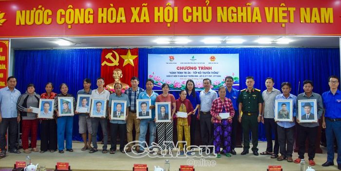  Đại biểu và các gia đình liệt sĩ chụp ảnh lưu niệm tại chương trình.