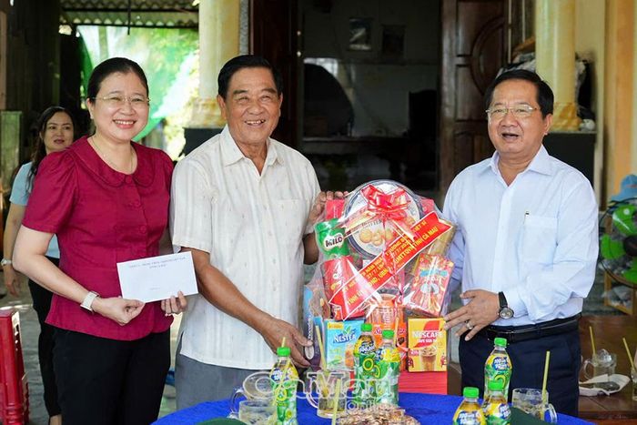 Đồng chí Lê Thanh Triều trao quà tri ân ông Võ Việt Lâm.