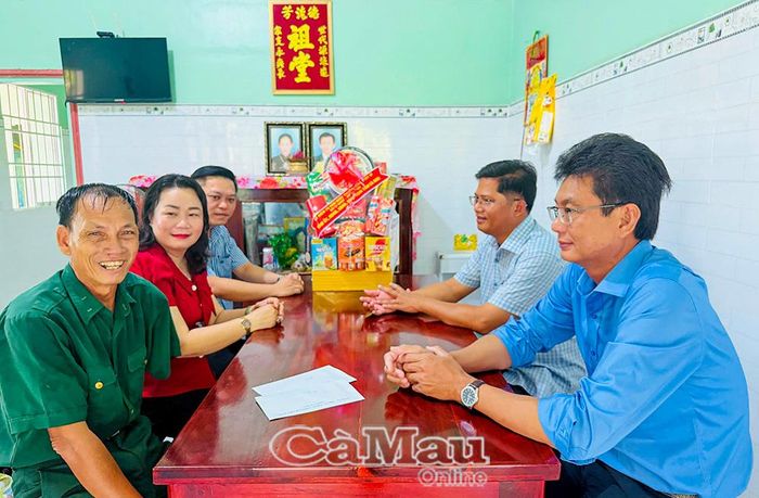 Thương binh Danh Văn Thoại bày tỏ niềm vui trước sự quan tâm, thăm hỏi của lãnh đạo xã Phước Long nhân dịp kỷ niệm NgàyThương binh - Liệt sĩ.