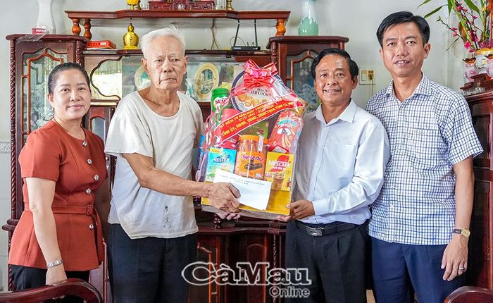 Đồng chí Võ Văn Lực (thứ 2 từ phải sang) cùng chính quyền địa phương trao quà, động viên ông Đỗ Công Quỳ, bệnh binh, tại Ấp 14.