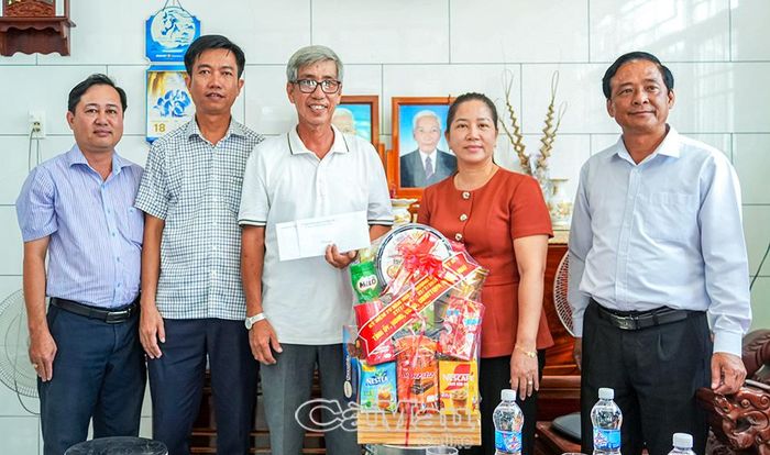Đồng chí Võ Văn Lực, Phó Trưởng ban Thường trực Ban Tuyên giáo và Dân vận Tỉnh ủy (bìa phải), cùng đoàn công tác thăm, tặng quà ông Lê Vĩnh Phúc, bệnh binh, từng tham gia làm nhiệm vụ quốc tế tại Campuchia.