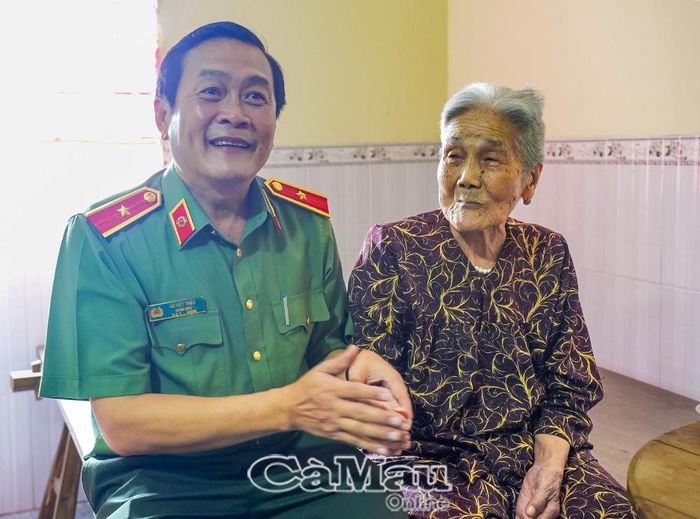Thiếu tướng Hồ Việt Triều ân cần thăm hỏi sức khỏe Mẹ Việt Nam Anh hùng Lê Thị Dồi.