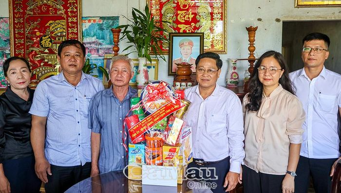 Đồng chí Bùi Tấn Bảy trao quà tri ân gia đình ông Trần Kiến Quốc, thương binh 4/4, tại ấp Đường Đào.