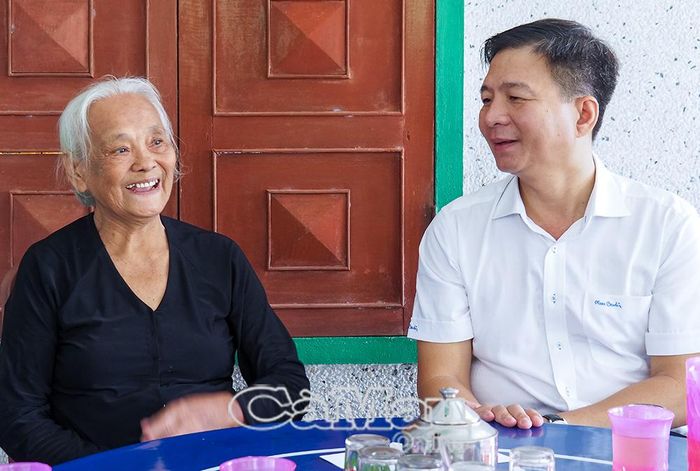 Đồng chí Nguyễn Bình Tân, Phó Trưởng đoàn chuyên trách Đoàn ĐBQH tỉnh, thăm hỏi bà Đoàn Thị Điều.