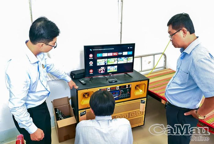 Trạm Y tế xã Thanh Tùng tận dụng loa di động để truyền thông kiến thức y tế cho người dân.