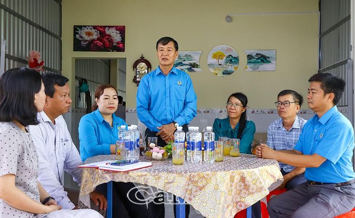 Phó Chủ tịch LĐLĐ tỉnh Cà Mau Huỳnh Văn Đậm phát biểu tại lễ bàn giao nhà.