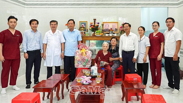Sở Y tế Cà Mau phối hợp thăm hỏi, tặng quà tri ân Anh hùng Lực lượng vũ trang nhân dân Phạm Thị Bay nhân dịp 27/7.