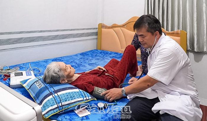 Sở Y tế phối hợp với chính quyền địa phương đến thăm khám sức khỏe Anh hùng Lực lượng vũ trang nhân dân Phạm Thị Bay tại nhà riêng trên địa bàn xã Hưng Mỹ.