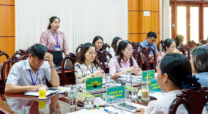 Phó Giám đốc Văn phòng Đăng ký đất đai (Sở NN&amp;MT) Phạm Mai Thắm nêu những khó khăn, vướng mắc trong công tác cấp giấy chứng nhận quyền sử dụng đất.