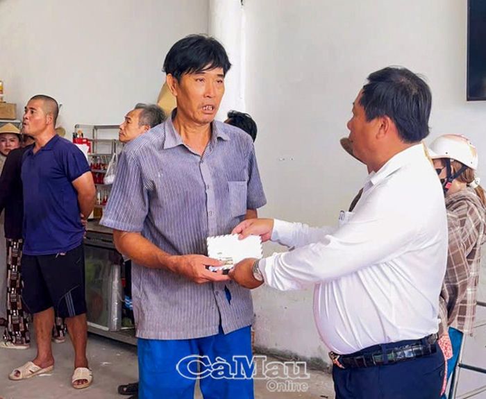  Ông Duy Quốc Tuấn, Phó Chủ tịch UBND xã Sông Đốc, trao 2 triệu đồng hỗ trợ gia đình ông N.V.D.