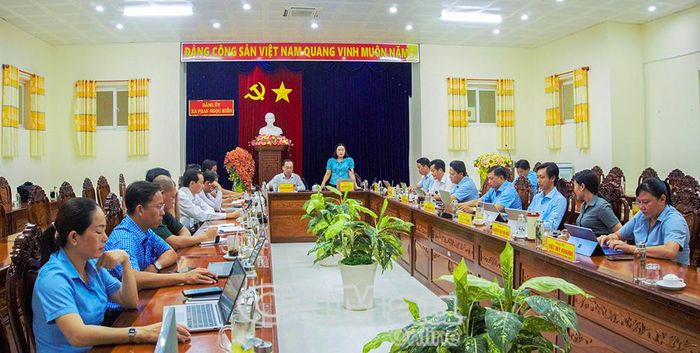 Đoàn công tác HĐND tỉnh làm việc với Ban Thường vụ Đảng ủy Xã Phan Ngọc Hiển.
