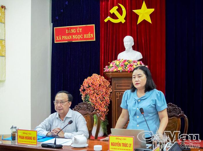 Đồng chí Nguyễn Trúc Ly, Bí thư Đảng ủy, Chủ tịch HĐND xã, phát biểu làm rõ những khó khăn, hạn chế trong quá trình thực hiện Nghị quyết Đảng ủy.