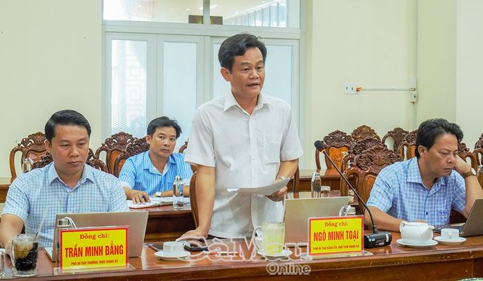 Đồng chí Ngô Minh Toại, Phó Bí thư Đảng ủy, Chủ tịch UBND xã, báo cáo kết quả thực hiện Nghị quyết Đảng ủy trong 6 tháng đầu năm 2026.