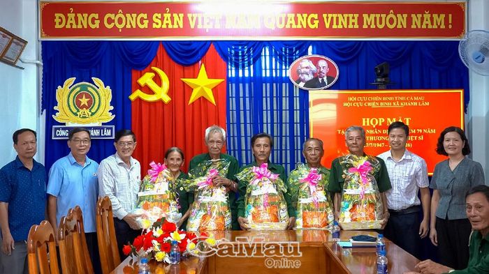 Đại tá Trương Dũng Tiến, Chủ tịch Hội Cựu chiến binh tỉnh Cà Mau trao quà cho cựu chiến binh có hoàn cảnh khó khăn trên địa bàn xã Khánh Lâm.