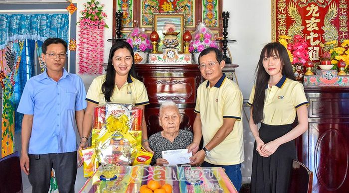 Nhà báo Ngô Minh Toàn trao quà tri ân Mẹ Việt Nam anh hùng Nguyễn Thị Huôi.