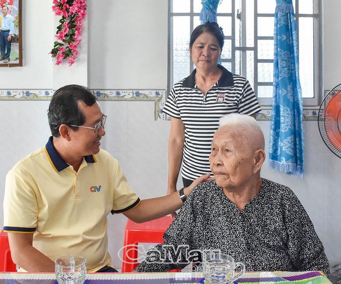 Nhà báo Ngô Minh Toàn ân cần thăm hỏi sức khỏe Mẹ Việt Nam anh hùng Nguyễn Thị Huôi.