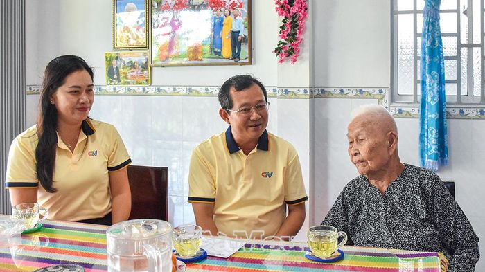 Nhà báo Ngô Minh Toàn, Phó Giám đốc Thường trực Báo và phát thanh, truyền hình Cà Mau, cùng đoàn cán bộ đơn vị đến thăm Mẹ Việt Nam anh hùng Nguyễn Thị Huôi, xã Năm Căn.