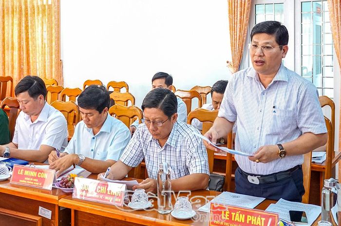 Chủ tịch UBND Xã Tạ An Khương Lê Tấn Phát nêu một số kiến nghị tại buổi làm việc.