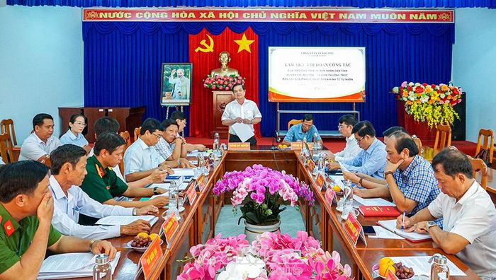 Phó Chủ tịch UBND tỉnh Huỳnh Chí Nguyện yêu cầu Xã Tạ An Khương rà soát, vận động các hộ kinh doanh đủ điều kiện chuyển đổi lên thành doanh nghiệp.