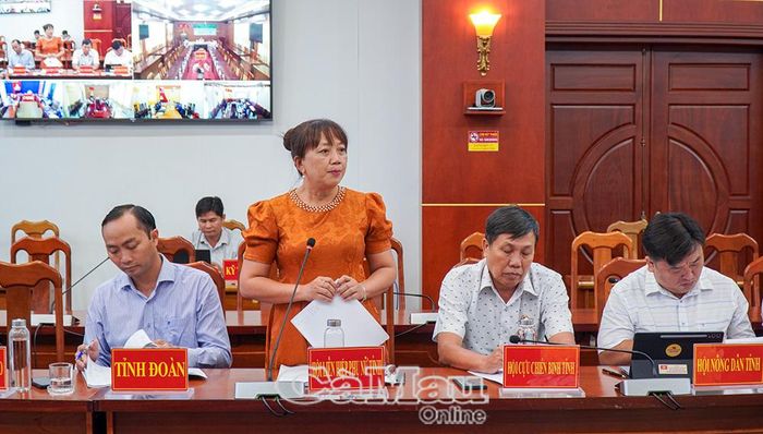 Phó Chủ tịch Hội Liên hiệp Phụ nữ tỉnh Cà Mau Nguyễn Thị Ngọc Thúy phát biểu ý kiến về công tác kiểm tra, giám sát vốn vay ủy thác.