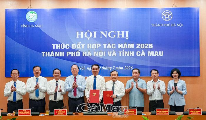 Chủ tịch UBND Thành phố Hà Nội Vũ Đại Thắng và Chủ tịch UBND tỉnh Cà Mau Lữ Quang Ngời ký Biên bản ghi nhớ hợp tác trước sự chứng kiến của lãnh đạo hai địa phương.