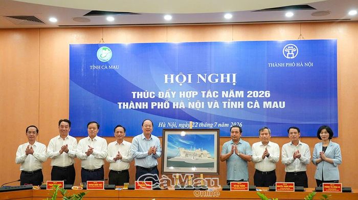 Lãnh đạo tỉnh Cà Mau trao tặng lãnh đạo Thành phố Hà Nội bức tranh Tượng đài Chuyến tàu tập kết ra Bắc.