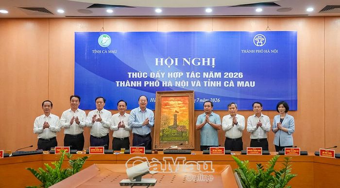 Bí thư Thành ủy Hà Nội Trần Đức Thắng trao tặng bức tranh Cột cờ Hà Nội đến lãnh đạo tỉnh Cà Mau.