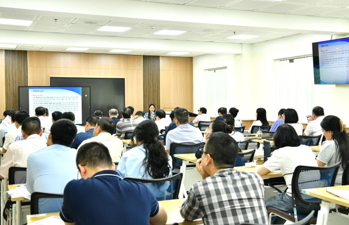Lớp bồi dưỡng kiến thức về định giá tài sản (lớp 12). Ảnh: N.Ly