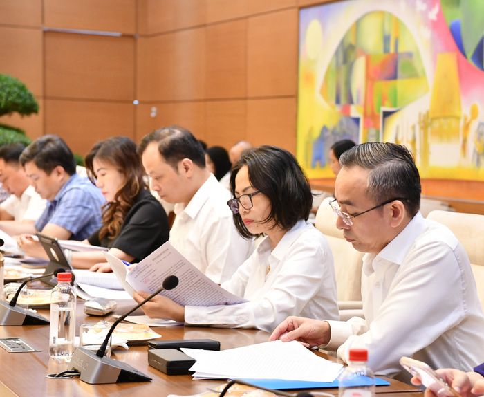Đại diện Ban Chỉ đạo 35 KTNN, đồng chí Nguyễn Lương Thuyết - Ủy viên Ban Thường vụ Đảng ủy, Trưởng ban Tuyên giáo và Dân vận Đảng ủy KTNN, Phó Trưởng Ban; đồng chí Nguyễn Thị Quỳnh Minh - Ủy viên Ban Chấp hành Đảng bộ KTNN, Phó Trưởng ban Tuyên giáo và Dân vận Đảng ủy KTNN, Tổng Biên tập Báo Kiểm toán - dự Hội nghị. Ảnh: N.Lộc