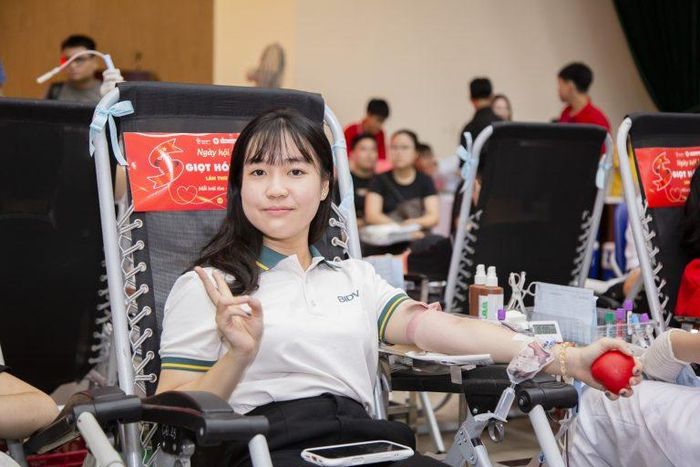 Nhiều bạn trẻ tích cực tham gia hiến máu tại Ngày hội. Ảnh: vienhuyethoc.vn