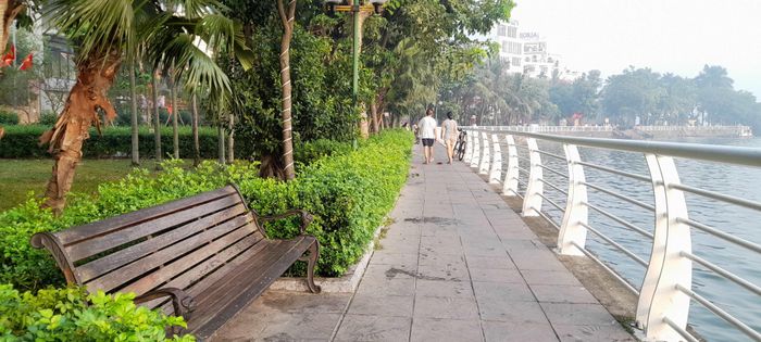 Khu vực tuyến phố quanh hồ Tây thông thoáng là kết quả của việc ra quân xử lý tình trạng lấn chiếm không gian công cộng của lực lượng chức năng phường Tây Hồ. Ảnh: N.Lộc