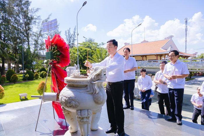 Đoàn công tác KTNN khu vực IV do đồng chí Trần Hải Đông - Bí thư Đảng ủy, Kiểm toán trưởng làm Trưởng đoàn dâng hoa, dâng hương tại Khu di tích lịch sử Láng Le - Bầu Cò. Ảnh: Hồ Anh Tuấn 