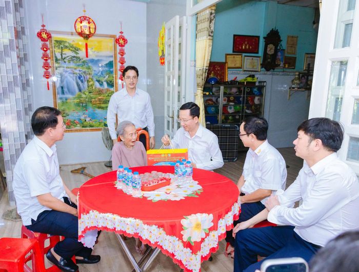 Bí thư Đảng ủy, Kiểm toán trưởng Trần Hải Đông cùng tập thể lãnh đạo bày tỏ lòng biết ơn, thăm hỏi, động viên và trao quà tri ân các Mẹ Việt Nam anh hùng. Ảnh: Hồ Anh Tuấn 