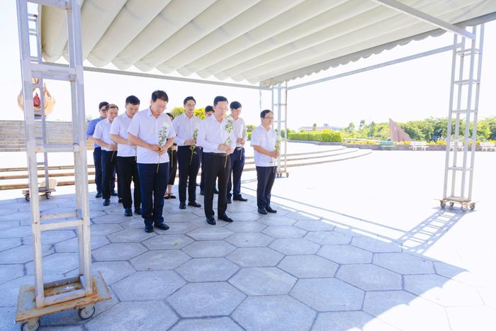 Đoàn dâng hoa, dâng hương tại Khu truyền thống cách mạng cuộc Tổng tiến công và nổi dậy Xuân Mậu Thân 1968. Ảnh: Hồ Anh Tuấn 