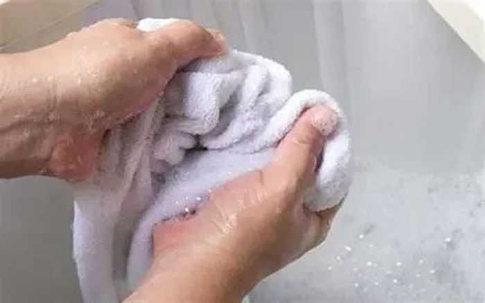 Khăn lau tay trong phòng tắm và nhà bếp cần được thay, giặt thường xuyên, đặc biệt khi có nhiều người cùng sử dụng. Ảnh minh họa