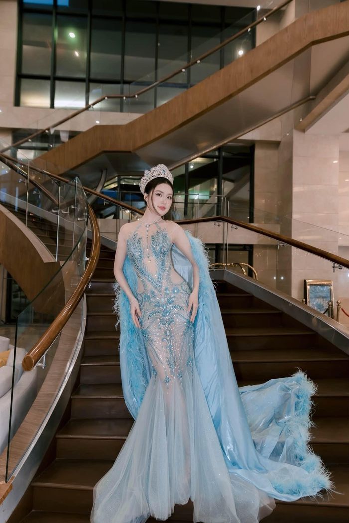 Hoa hậu Phương Oanh khoe vóc dáng gợi cảm trong thiết kế dạ hội đính kết. (Ảnh: FBNV)