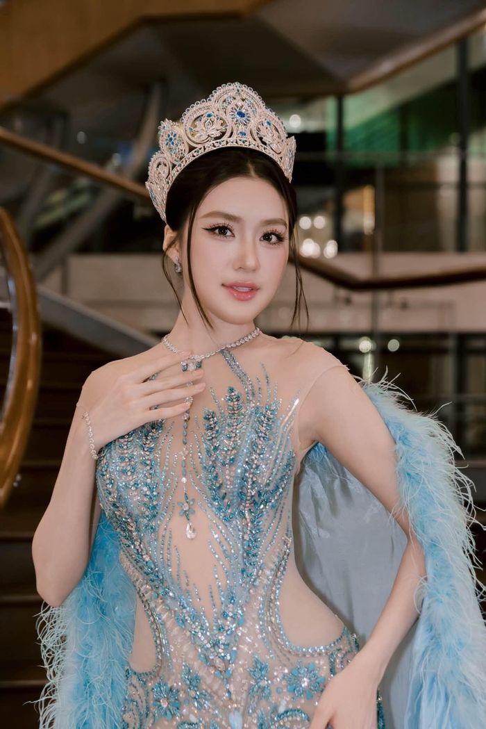 Phương Oanh ghi điểm với thần thái sang trọng và nhan sắc rạng rỡ. (Ảnh: FBNV)